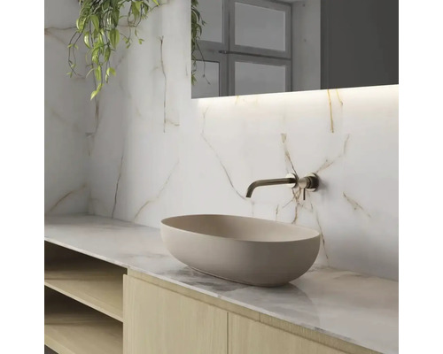 Badrum med tvättställsskål, tvättställsskåp, armatur och spegel