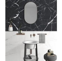 Modernt badrum med handfat, spegel och marmorplattor