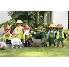 Trädgårdsscen med Playmobilfigurer, inklusive trädgårdstomtar och trädgårdsmästare med skottkärra och blomlåda