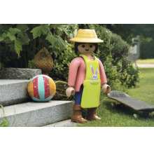 Scen med Playmobil-figur, boll och skateboard i trädgården
