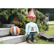 Playmobil-figur med boll och skateboard i trädgården