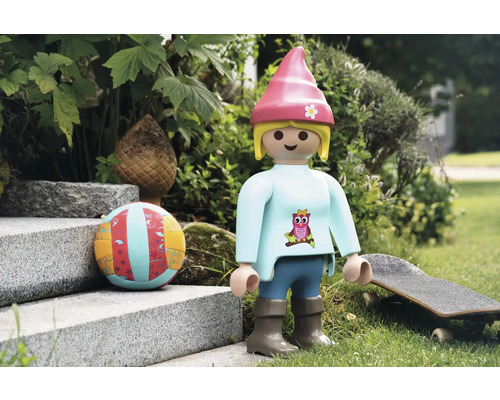 Playmobil-figur med boll och skateboard i trädgården