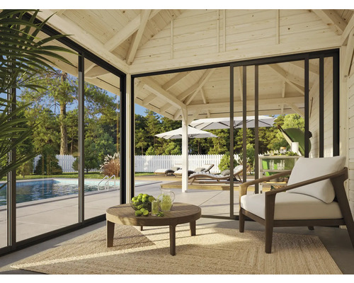 Ljus veranda med skjutdörrar, sittplatser och utsikt över poolområdet