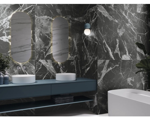 Badrum med handfat, speglar och kakel i marmorlook