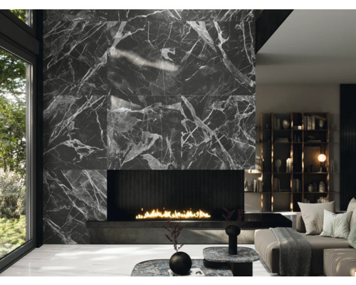 Vardagsrum med öppen spis och väggplattor i marmorlook