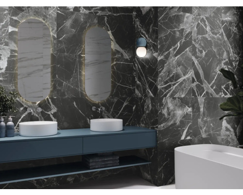 Modernt badrum med marmorplattor, handfat och speglar