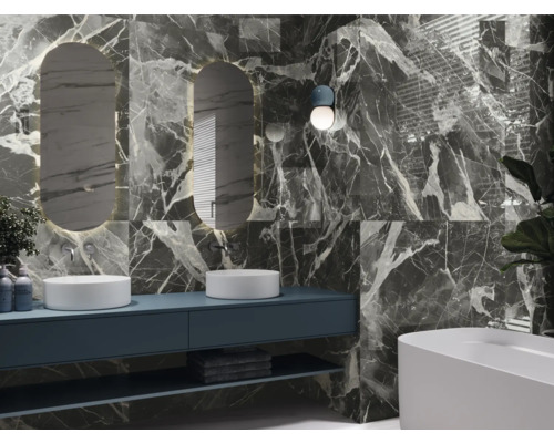 Modernt badrum med grå marmorplattor, tvättställsskåp, spegel och badkar