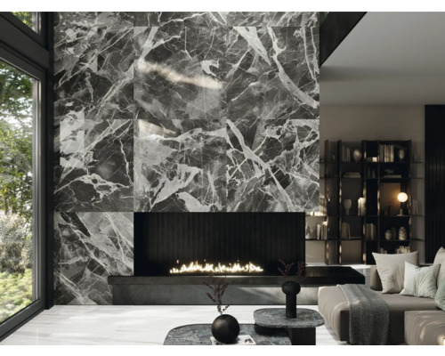 Vardagsrum med öppen spis och väggplattor i marmorlook