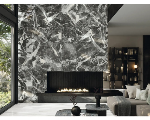 Modernt vardagsrum med kakelvägg i marmorlook, öppen spis och designmöbler.