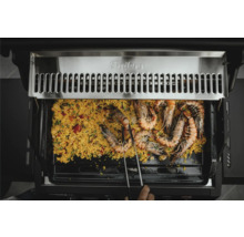 Enders grill med paella och räkor på grillplattan