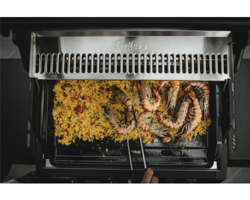 Enders grill med paella och räkor på grillplattan