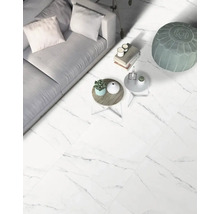 Vardagsrum med soffa, bord och golvplattor i marmorlook.