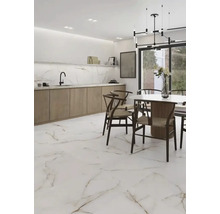 Ljust matrum med marmorgolv, matbord och pentry för en modern boendeupplevelse