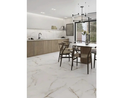 Ljust matrum med marmorgolv, matbord och pentry för en modern boendeupplevelse
