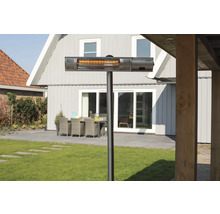 Terrassvärmare på en terrass med trädgårdsmöbler i bakgrunden