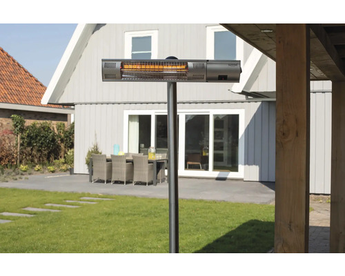 Terrassvärmare på en terrass med trädgårdsmöbler i bakgrunden