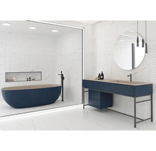 Modernt badrum med fristående badkar, tvättställ och spegel