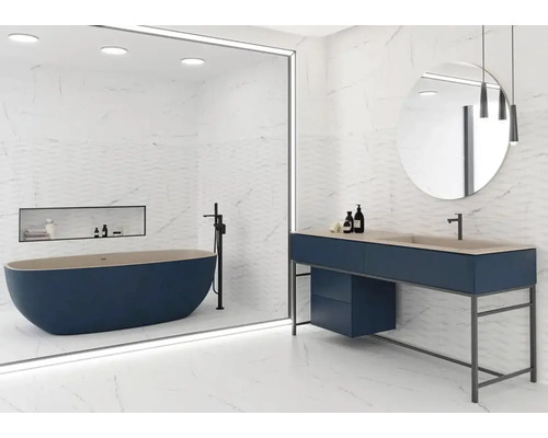 Modernt badrum med fristående badkar, tvättställ och spegel