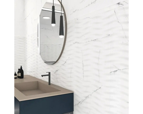 Modernt badrum med tvättställsskåp, oval spegel och väggplattor i marmorlook