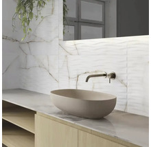 Badrum med tvättställ, tvättställsskål, armatur och väggplattor