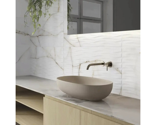 Badrum med tvättställ, tvättställsskål, armatur och väggplattor