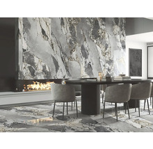 Matsal med marmorplattor på vägg och golv, öppen spis och matbord med stolar