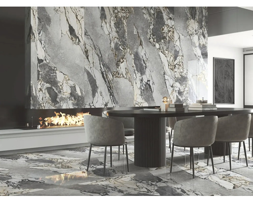 Matsal med marmorplattor på vägg och golv, öppen spis och matbord med stolar