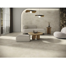 Vardagsrum med golvplattor, soffa, fåtölj, bord och dekoration