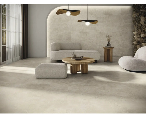 Vardagsrum med golvplattor, soffa, fåtölj, bord och dekoration