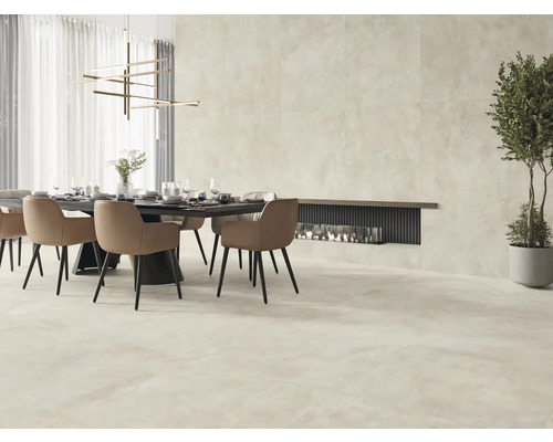 Matsal med matbord, stolar, belysning och öppen spis