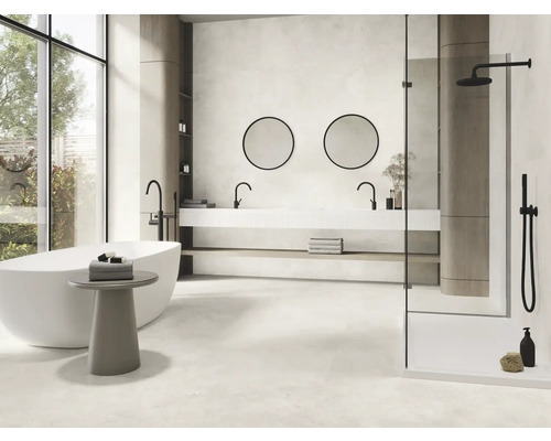 Ljust badrum med badkar, handfat, speglar och dusch