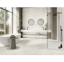 Ljust badrum med badkar, tvättställ, speglar och dusch.