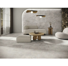 Ljust rum med betonggolv, soffa, fåtölj och träbord