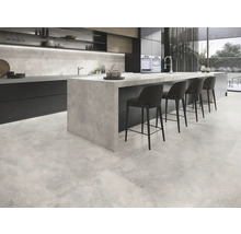 Modernt kök med golvplattor i betonglook, köksö och barstolar