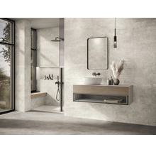 Modernt badrum med handfat, spegel, dusch och kakel med stenimitation för en stilfull atmosfär.