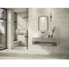 Modernt badrum med dusch, tvättställ, spegel och väggplattor med horisontella linjer.