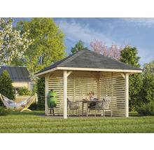 Träpaviljong med grill och sittgrupp i trädgården