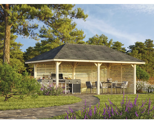 Träpaviljong med grillplats och sittgrupp i trädgården