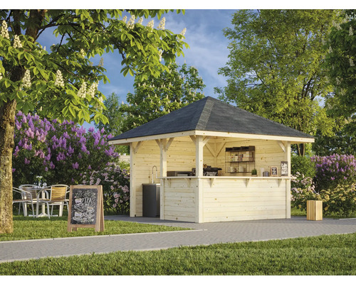 Trädgårdsbar i trä med svart tak i en trädgård med blommande träd och buskar.