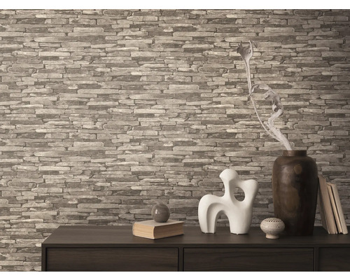 Vardagsrum med stentapet och dekorativa element på en byrå