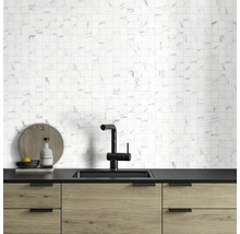 Köksscen med mosaikvägg, diskho och underskåp