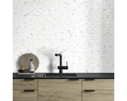 Köksscen med mosaikvägg, diskho och underskåp