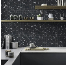 Köksscen med mosaikplattor i marmorlook på väggen, hyllor och köksredskap