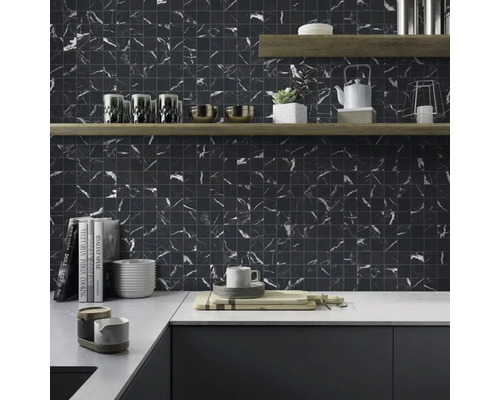 Köksscen med mosaikplattor i marmorlook på väggen, hyllor och köksredskap