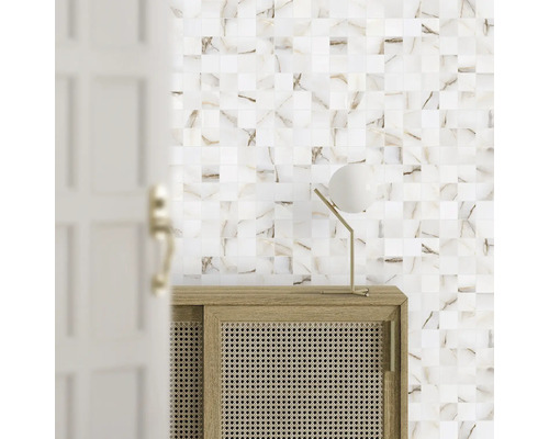 Vägg med mosaikplattor, byrå med rottingflätning och lampa