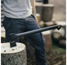 Fiskars yxa fast i en trädstam