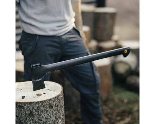 Fiskars yxa fast i en trädstam