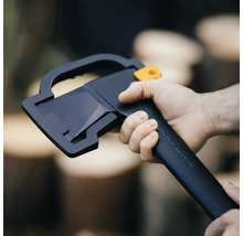 Fiskars yxa med eggskydd i handen