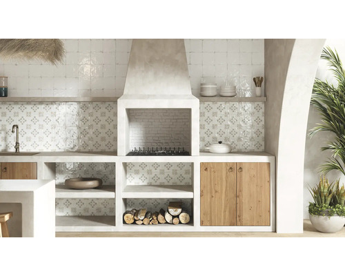 Scen av utekök med kakel, diskho, grill och vedförvaring