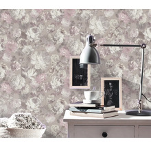 Rum med blommig tapet, skrivbord och lampa